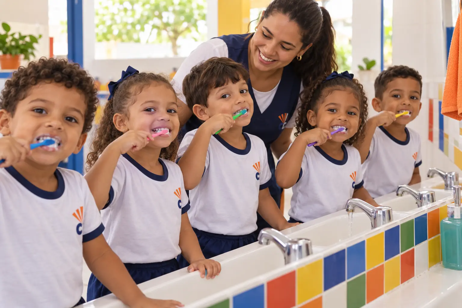 Crianças da Educação Infantil escovando os dentes com a professora