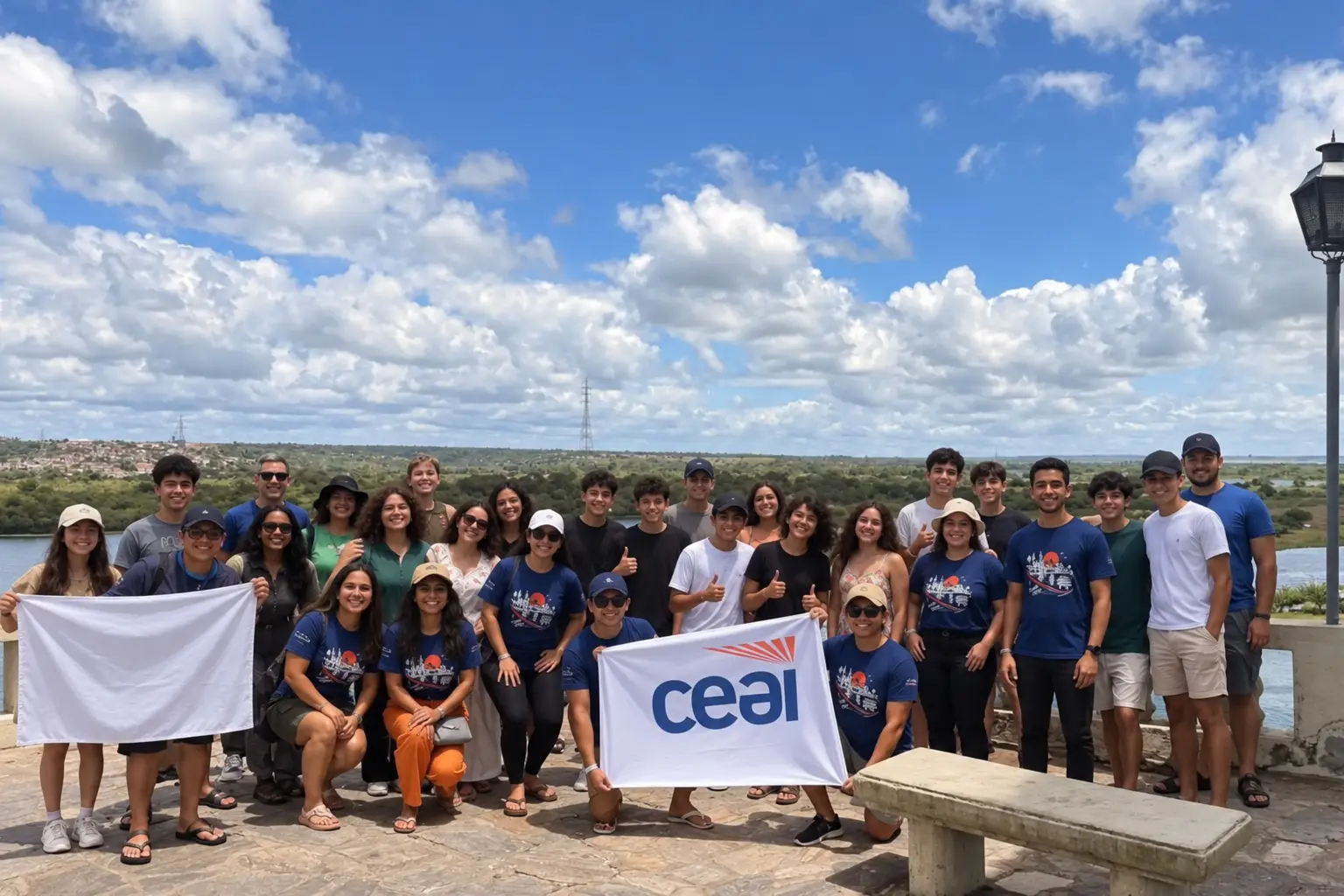 Turma do CEAI com a bandeira da escola em mirante às margens do Rio São Francisco