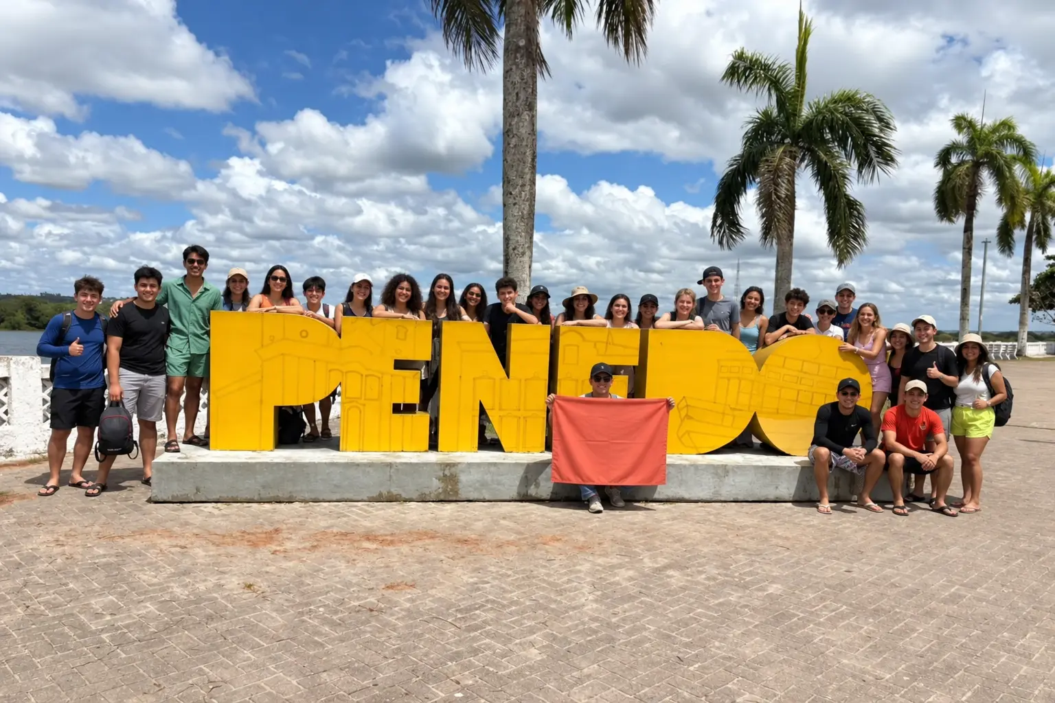 Turma do CEAI no letreiro de Penedo